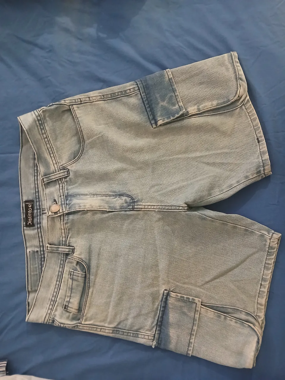 Shorts de jean tiro alto con bolsillos cargo a los costados. Cierre con botón y presillas. talle 42