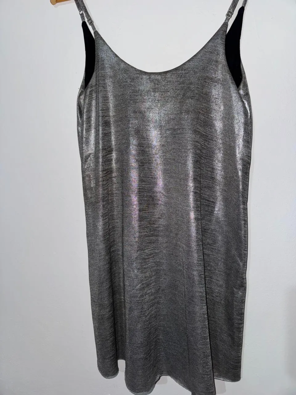 Vestido plateado con tiras finas y escote en V.