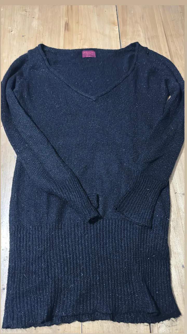 Sweater negro de cuello en V con detalles brillantes.