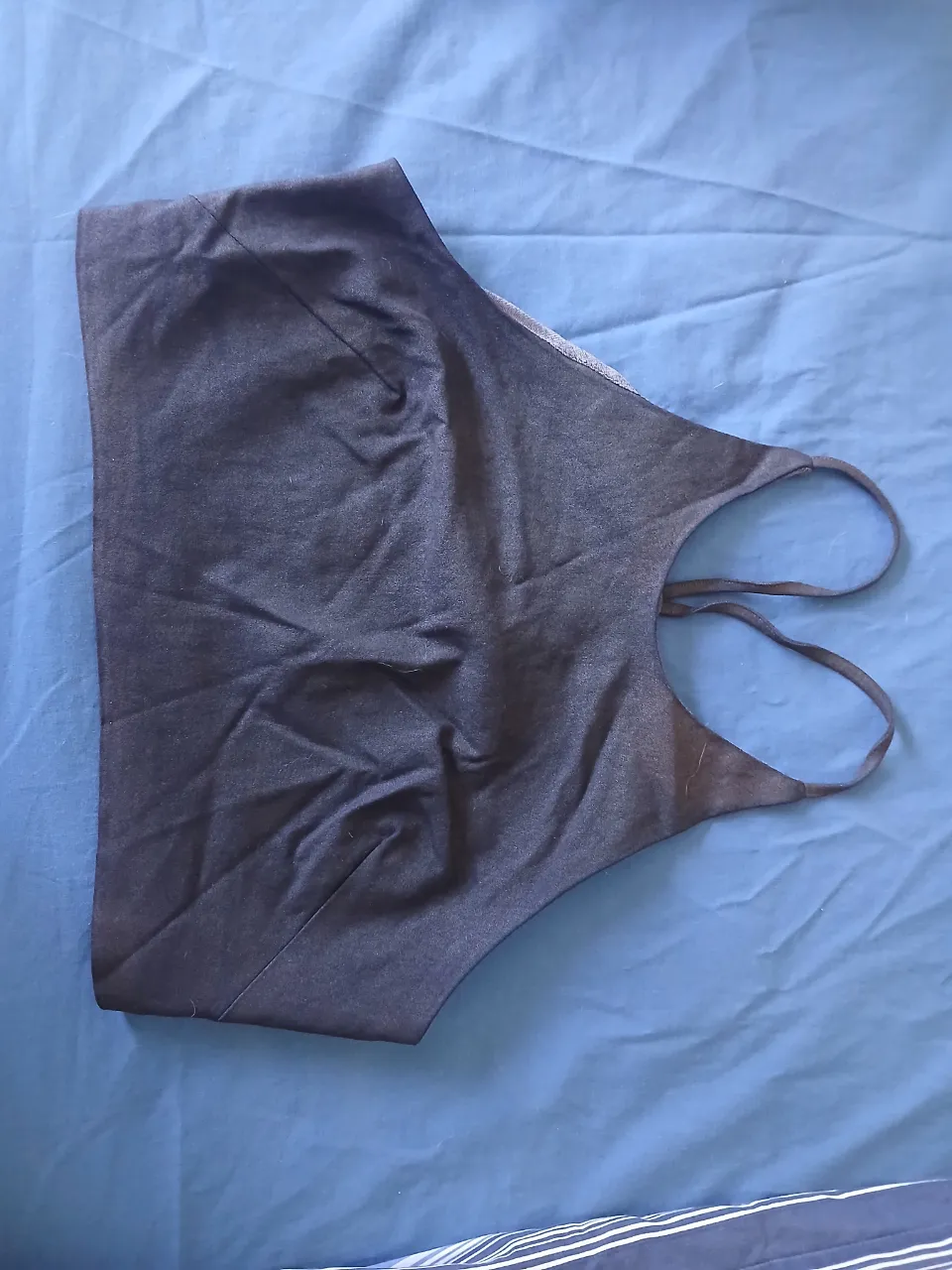 Top negro con tiras finas y escote pronunciado.