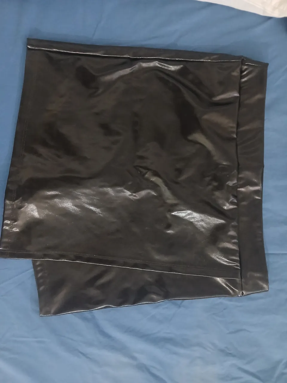 Pollera negra de cuero sintético. Posee una etiqueta interior con la marca 'TOP DESIGN'.