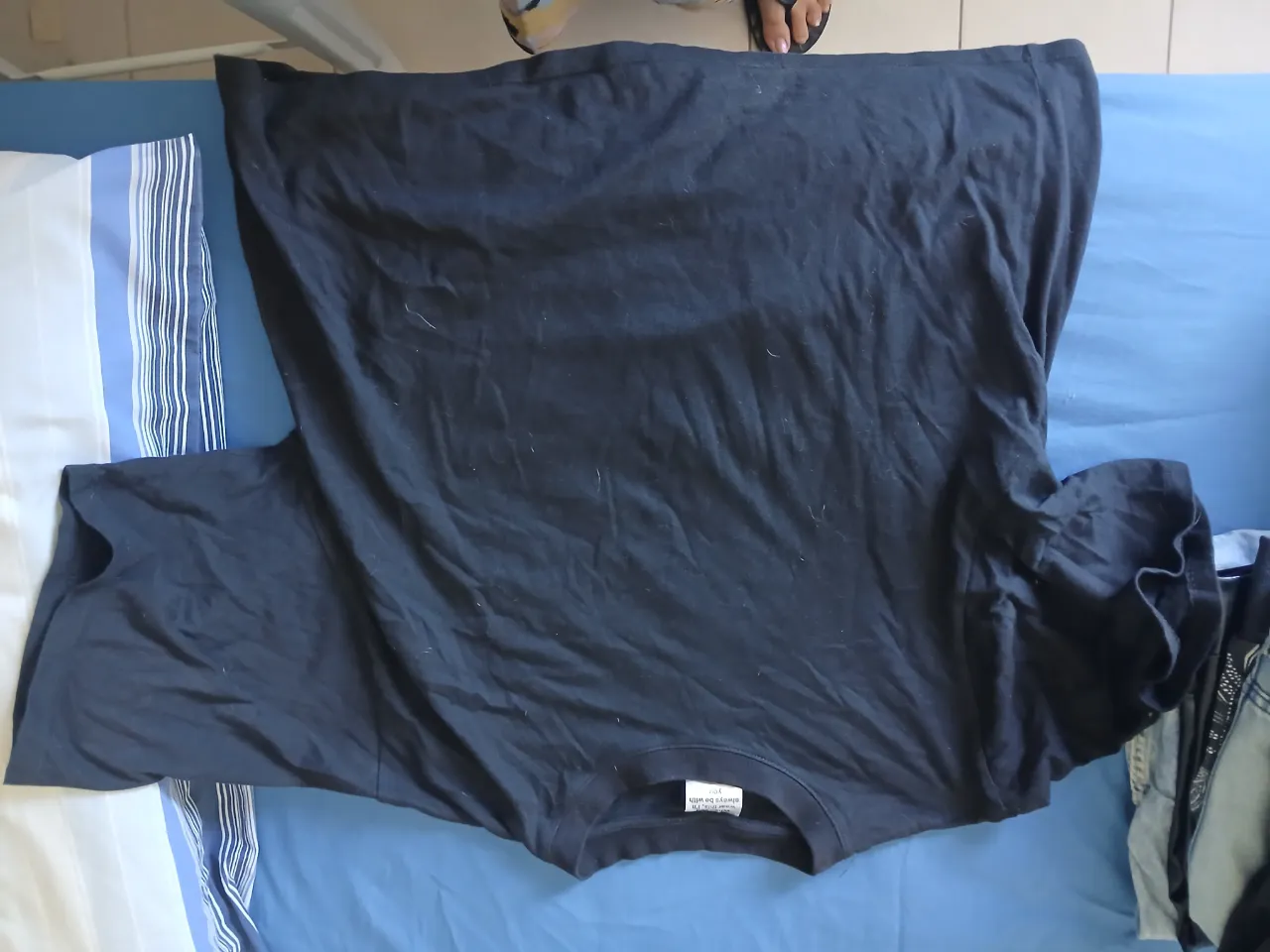 Remera negra con estampa "U.S. ARMY 101ST AIRBORNE DIVISION SCREAMING EAGLES FORT CAMPBELL" en la espalda. En el interior tiene una etiqueta con la frase "When you wear this, I'll always be with you. A warm hug made out of cloth. i love you."