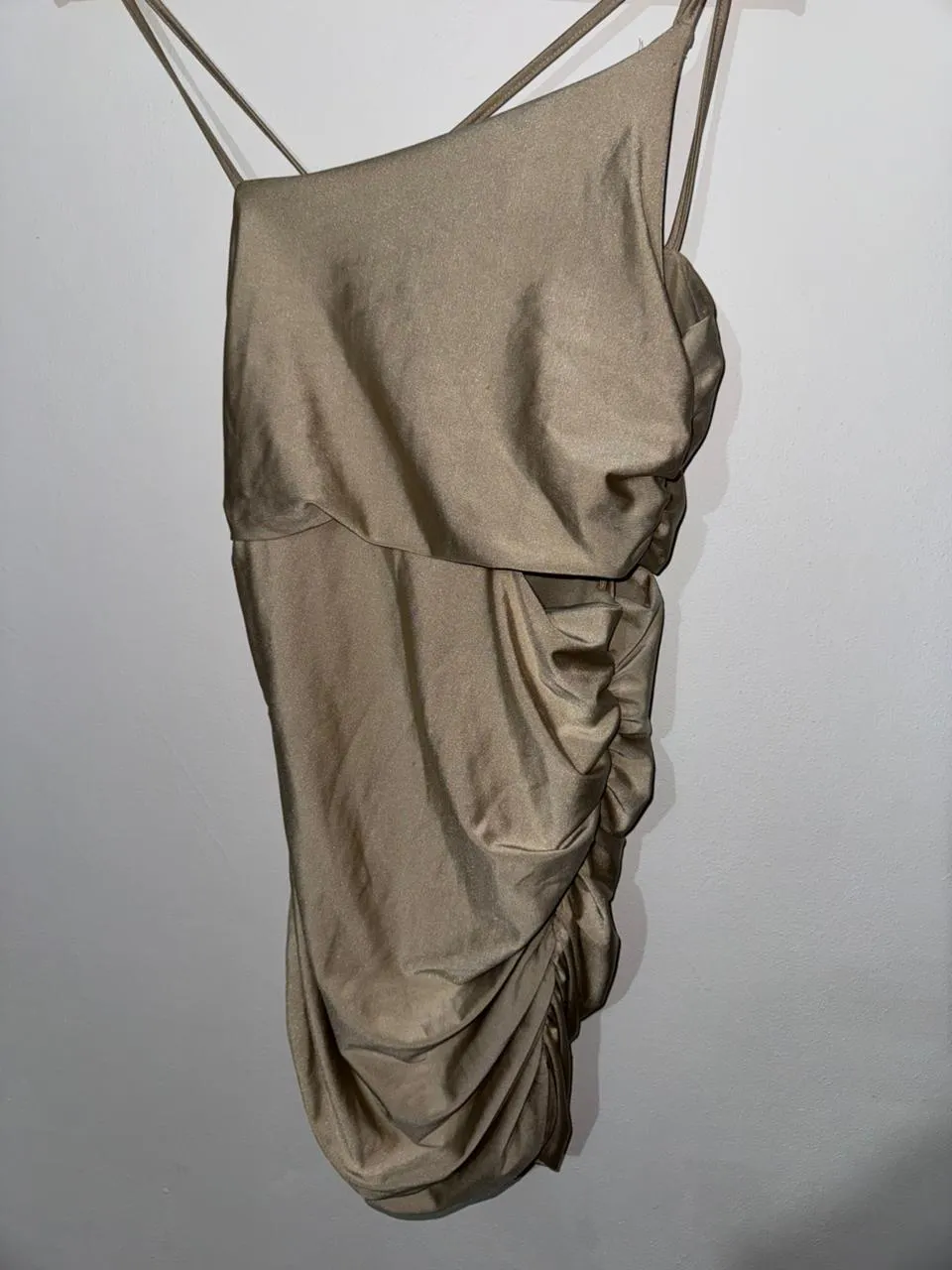 Vestido dorado con tiras finas y drapeado lateral.