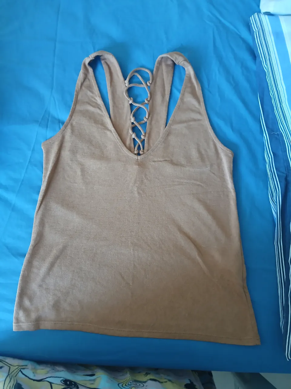 Musculosa color marrón con tiras cruzadas en la espalda.