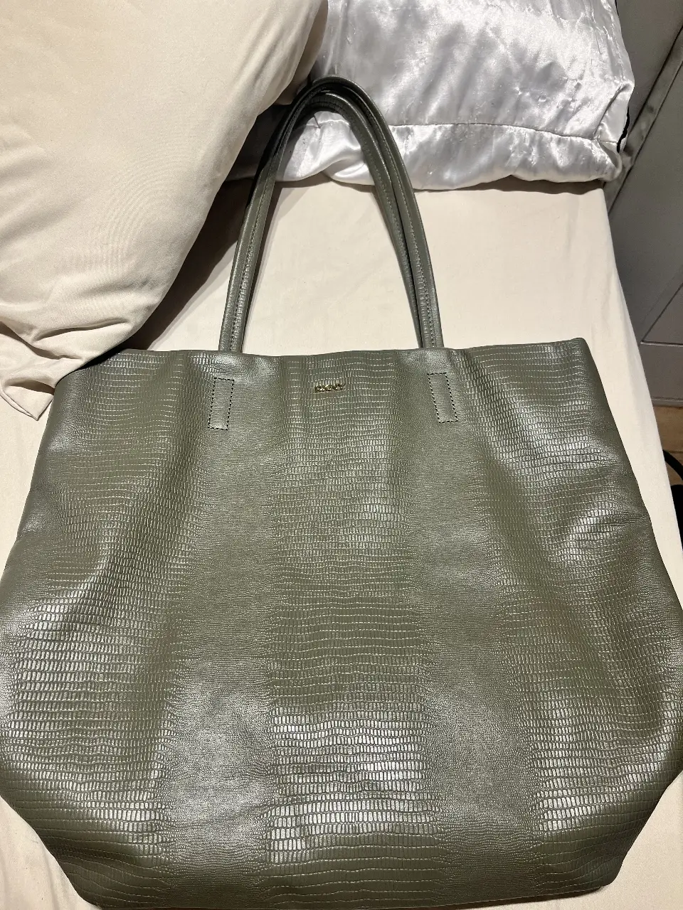 Bolso tote de cuero sintético verde, ideal para llevar todo lo necesario con estilo. Perfecto para el día a día o para ocasiones especiales.