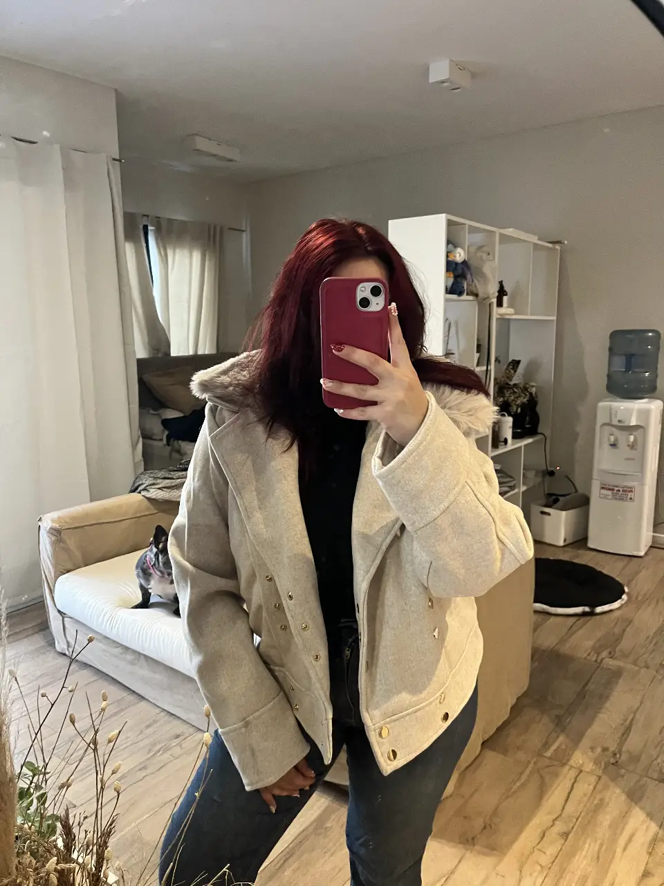 Campera de mujer estilo abrigo, color crudo con cuello de piel sintética. Detalles dorados en los botones y en la parte inferior. Ideal para el invierno.