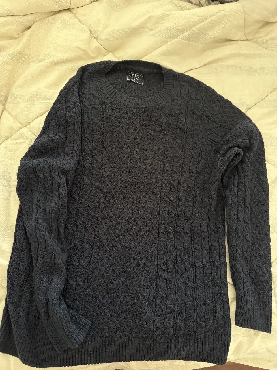 Sweater de hombre Abercrombie & Fitch azul marino, tejido con diseño de trenzas. Talle S, ideal para un look casual y abrigado.
