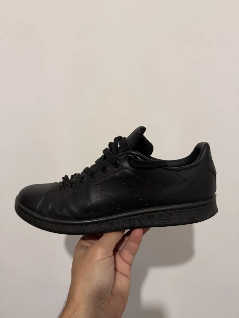 Zapatillas Adidas Stan Smith negras, clásicas y versátiles. Ideales para un look casual y cómodo. Talle 9.5 US.