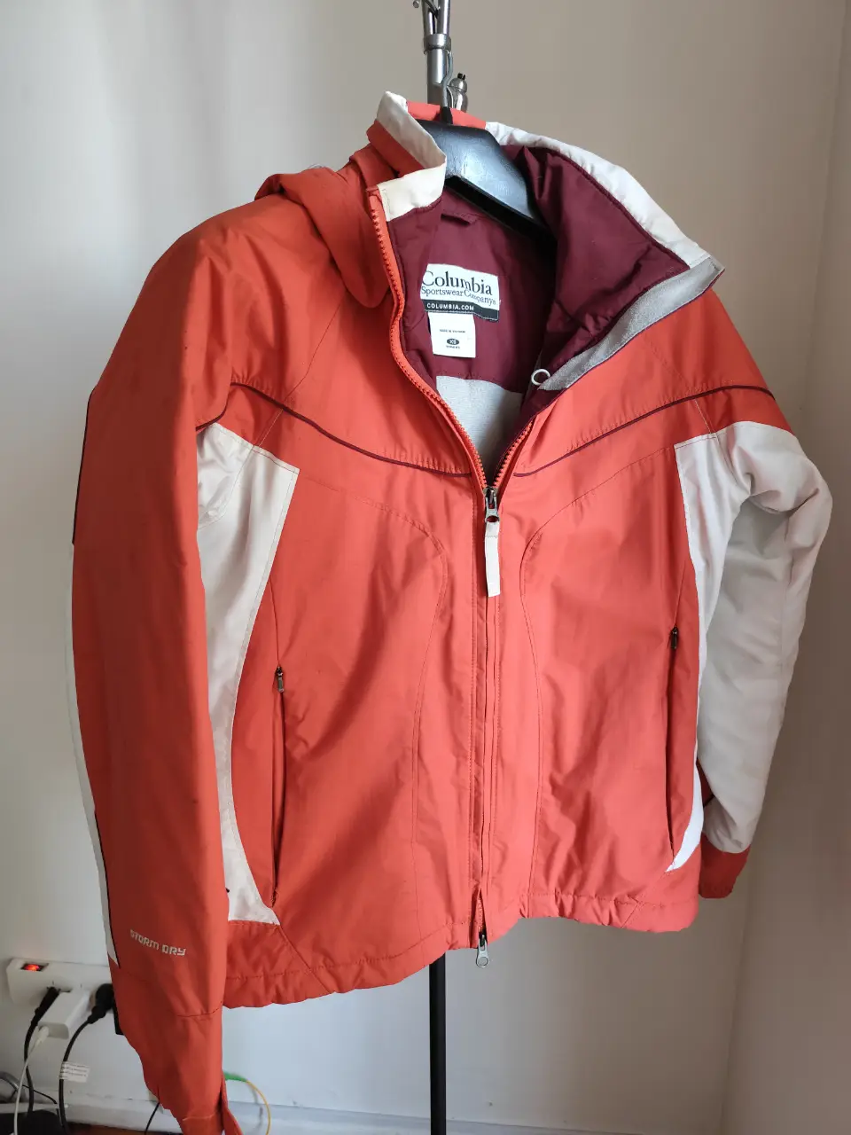 Campera Columbia Storm Dry naranja y blanca mujer. Ideal para actividades al aire libre y deportes de invierno. Con capucha, cierre y bolsillos internos y externos. Impecable.