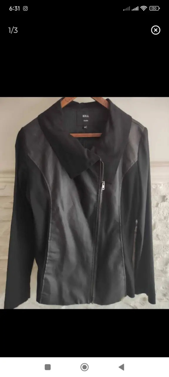 Blazer negro de mujer con cuello solapa y cierre. Ideal para un look elegante y moderno. Marca Kill.