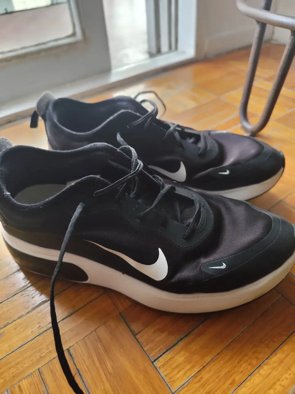 Zapatillas Nike negras con detalles en blanco. Ideales para running o uso diario. Talle 8.5 US.