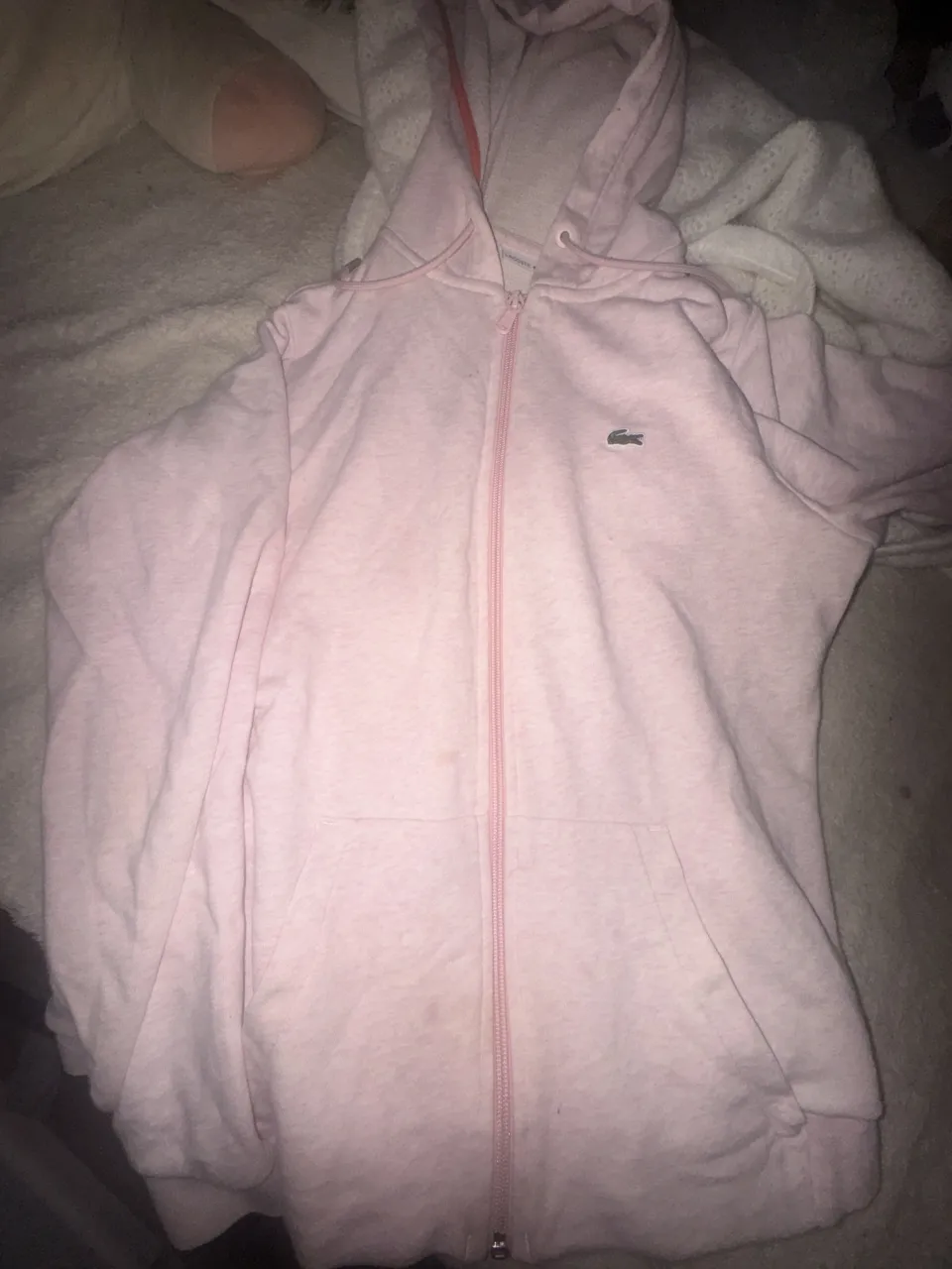 LACOSTE ORIGINAL. TALLE S/M 😍Buzo rosa de algodón con cierre completo y capucha. Ideal para un look cómodo pero sofisticado.