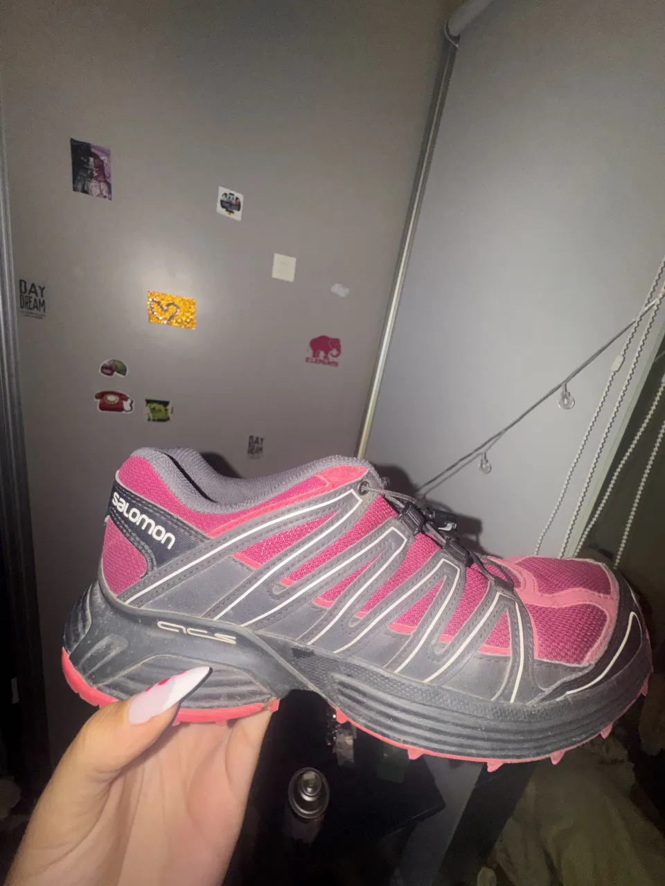 TALLE 37 1/2.
SALOMON ORIGINAL y nuevas.
Zapatillas de running Salomon, ideales para trail running o entrenamiento. Diseño deportivo en color fucsia y gris, con detalles en negro. Perfectas para tus aventuras al aire libre.