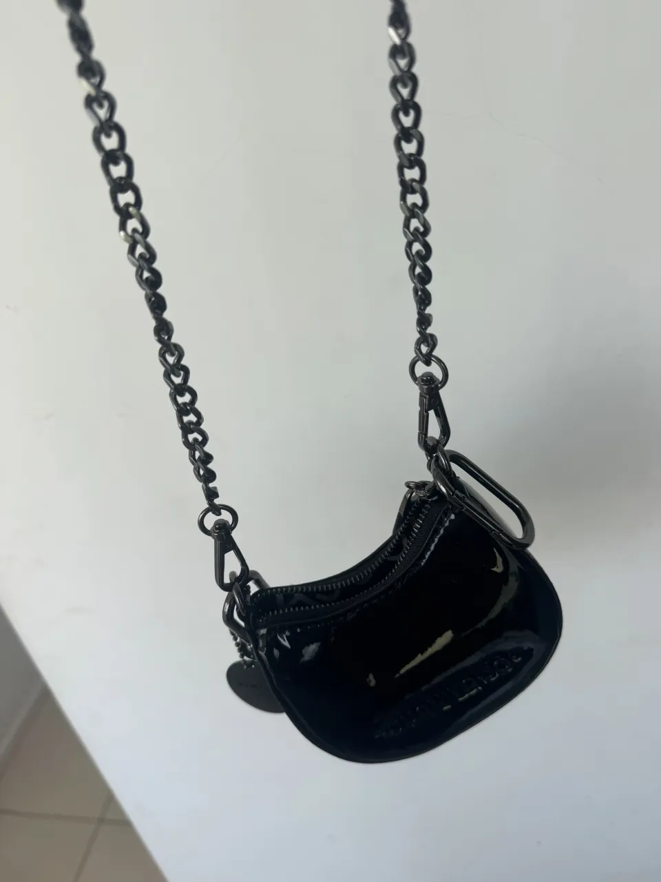 JUANITA JO : Mini cartera negra charolada con cadena. ¡Súper canchera y moderna, ideal para darle un toque Y2K a tu look!