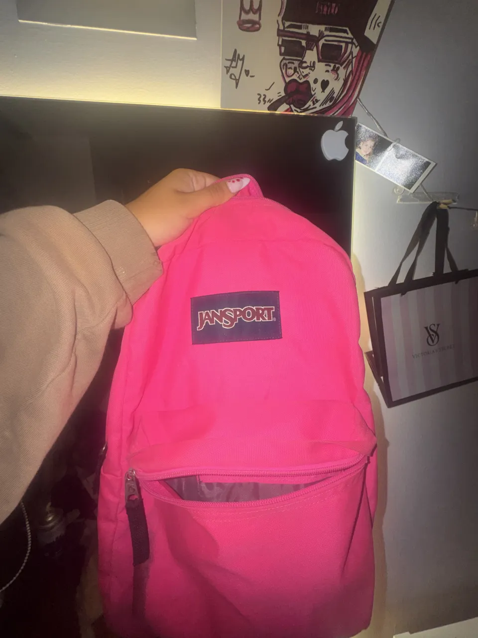 Mochila Jansport súper linda y práctica, ideal para el día a día o para llevar tus cosas a la facu. Su color rosa vibrante le da un toque canchero y juvenil. ¡No te la pierdas!