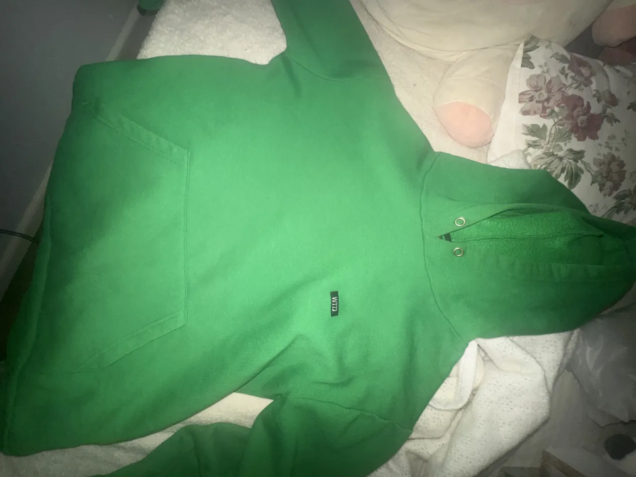 Buzo nuevo estilo oversize y súper buena la calidad. 
Color verde vibrante, ideal para un look casual y cómodo. Tiene bolsillo canguro al frente y capucha. Un básico canchero para tu día a día.