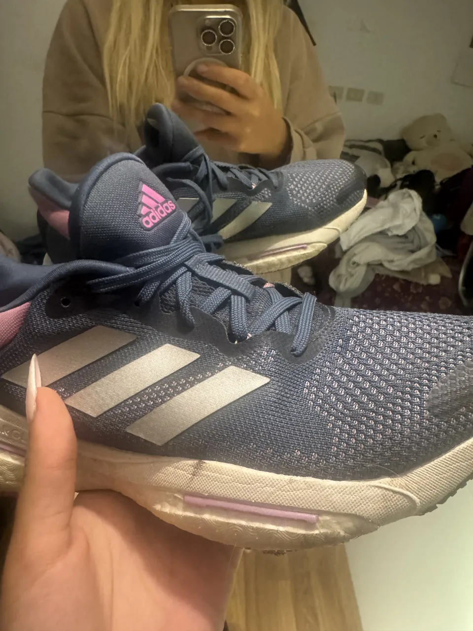 Zapatillas deportivas Adidas ORIGINAL , ideales para running o entrenamiento. Diseño moderno en azul con detalles en rosa y blanco. Perfectas para un look casual o deportivo.