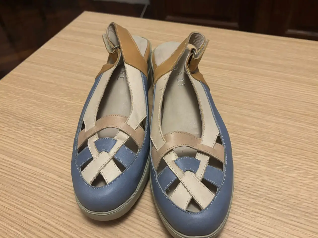 Sandalias de mujer con diseño calado en tonos azul y beige. Ideales para un look fresco y cómodo.