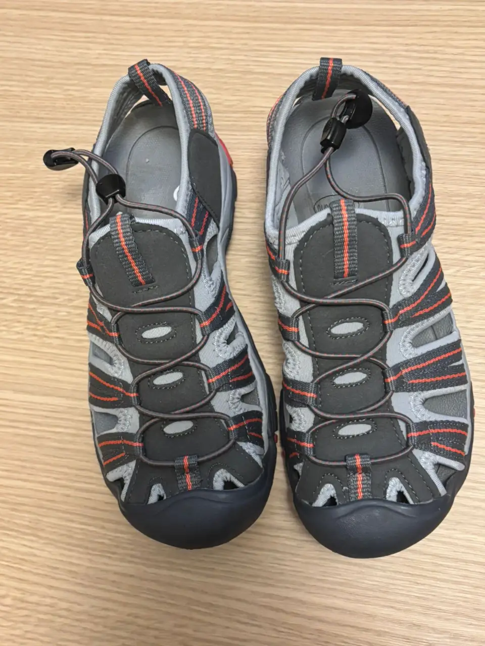 Sandalias deportivas para mujer color gris con detalles en naranja. Ideales para actividades al aire libre y uso casual.