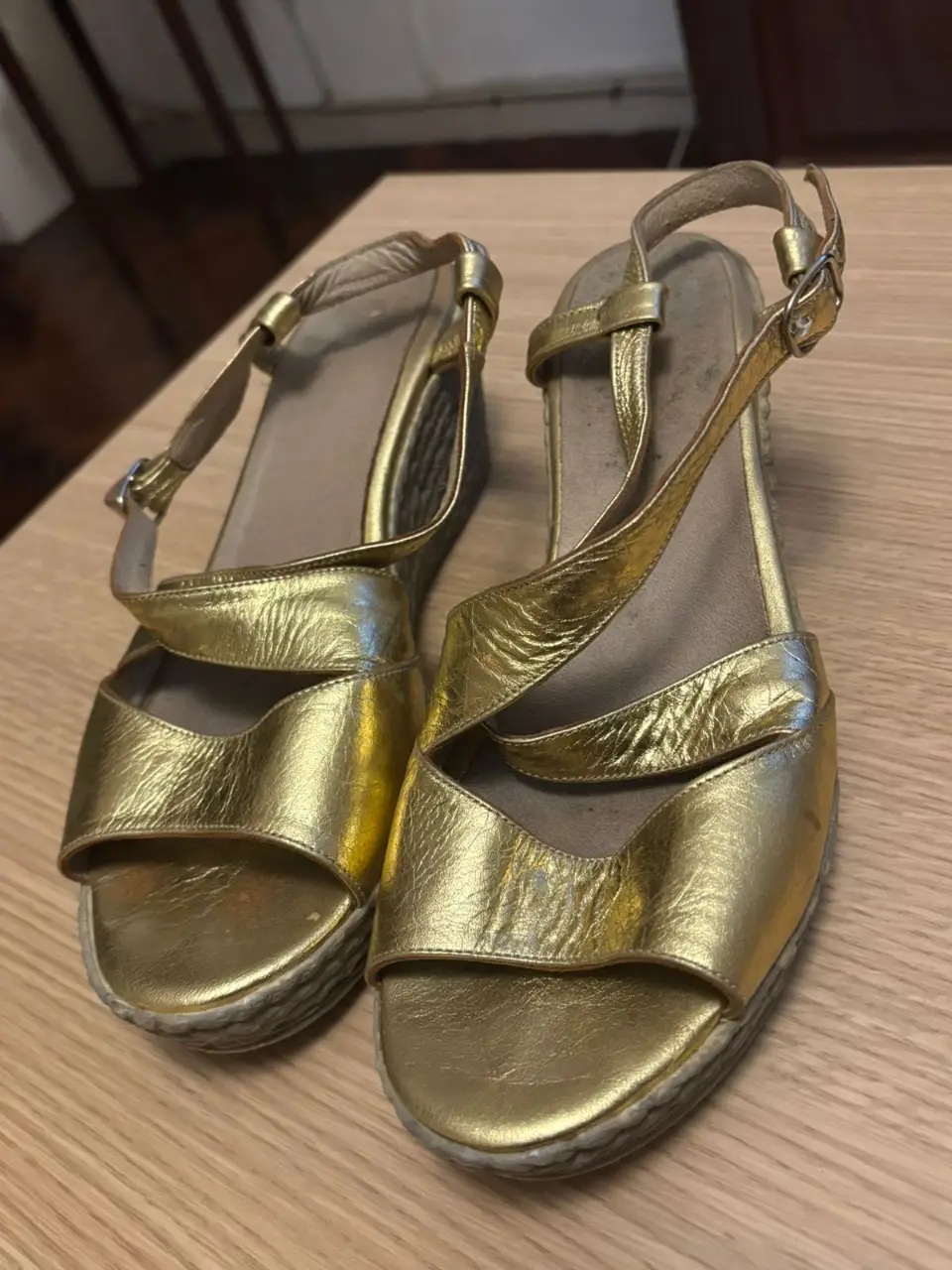 Sandalias doradas con plataforma de yute, ideales para un look elegante y cómodo en verano. Perfectas para combinar con vestidos o faldas.