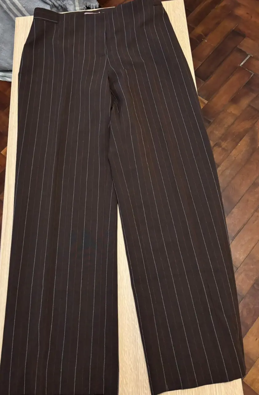 Pantalón sastrero de mujer a rayas marrones con etiqueta de la marca "Grows". Talle 48.
