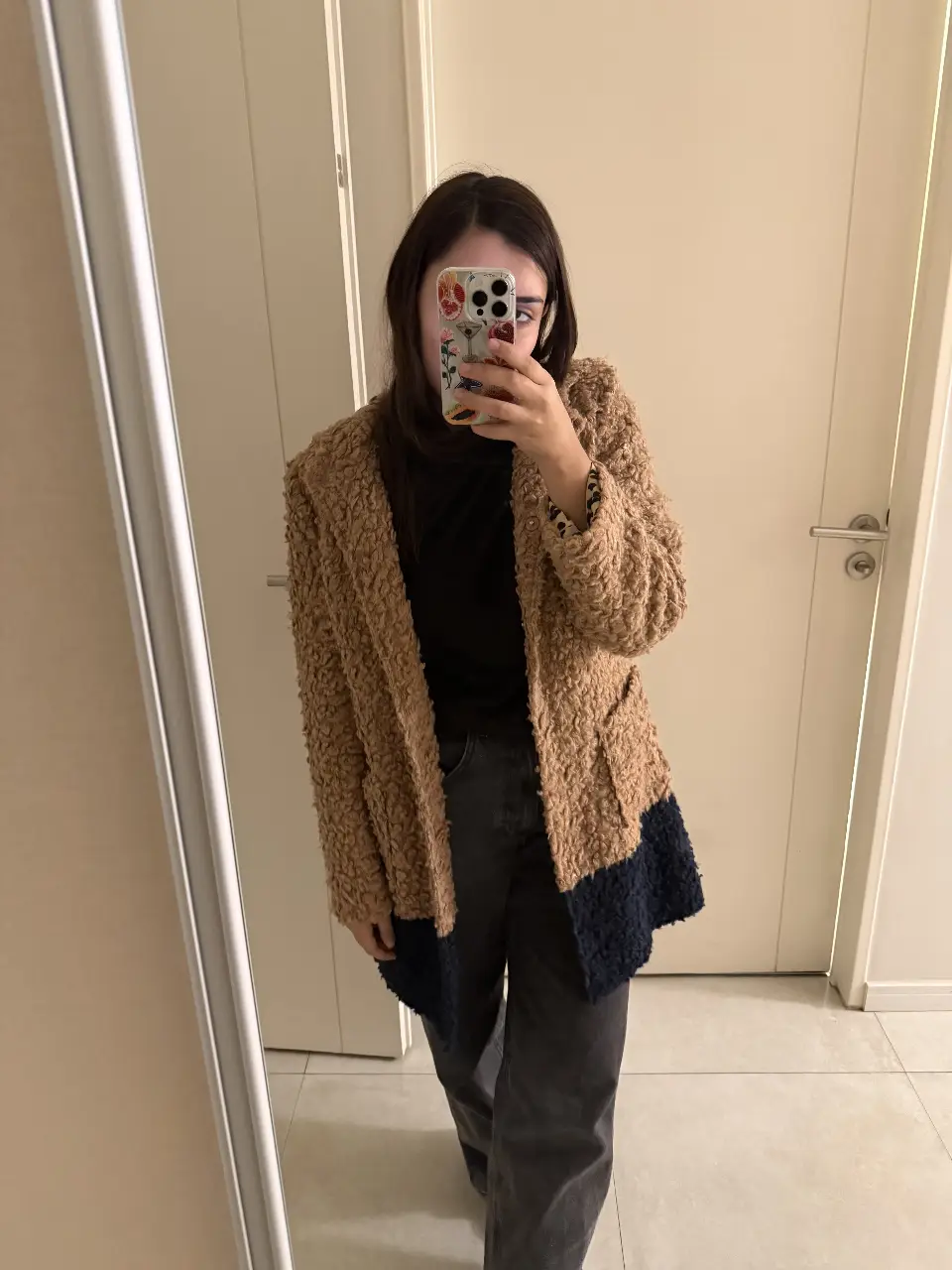 El contraste camel + azul marino levanta cualquier look y el forro animal print es un guiño escondido que suma un montón. Ideal para invierno, re cómodo y suave. Tiene muy poco uso, está impecable. 🧡
