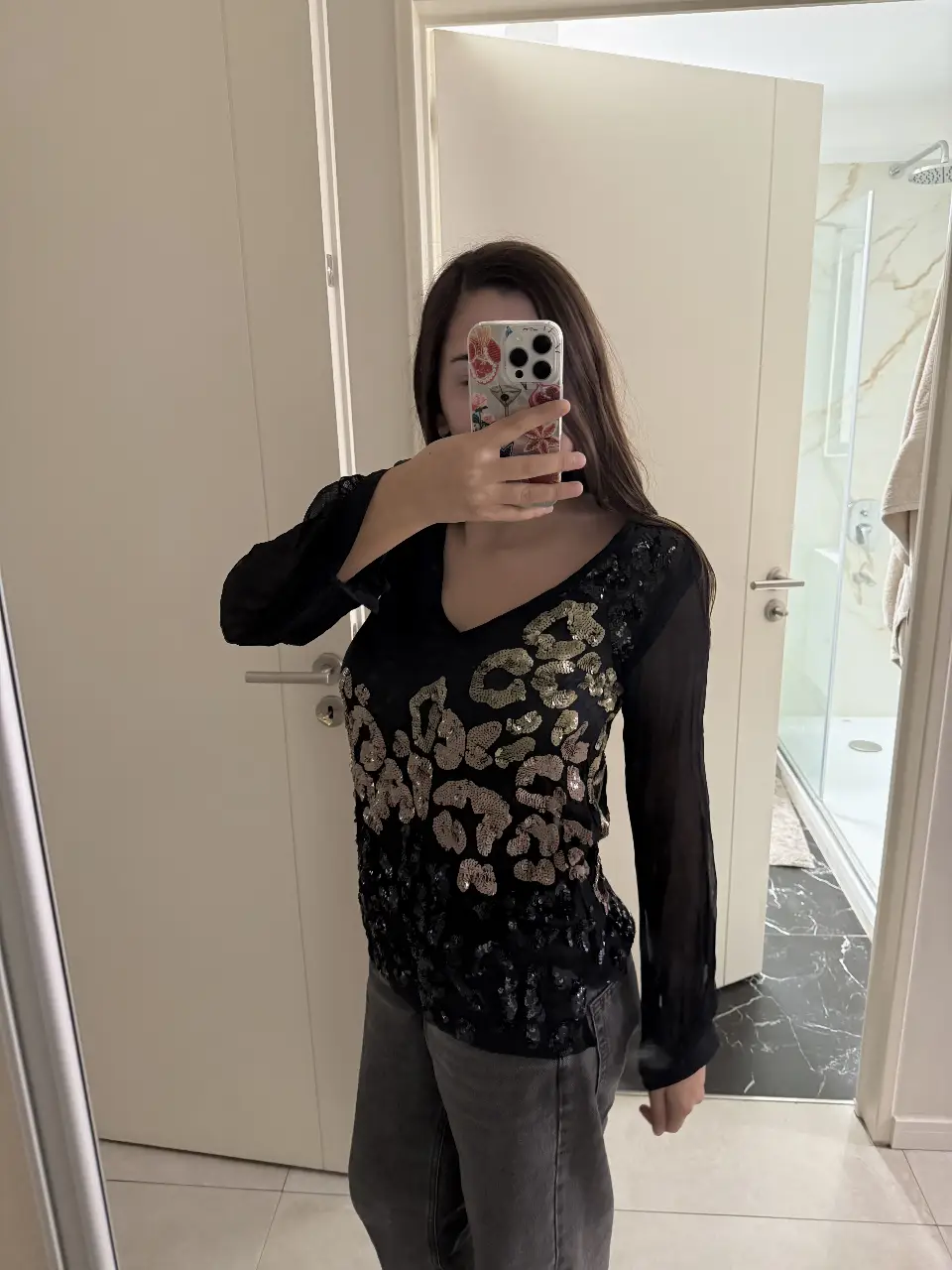 Blusa negra con lentejuelas doradas y diseño floral. Manga larga y escote en V. Ideal para una fiesta o salida 🌌