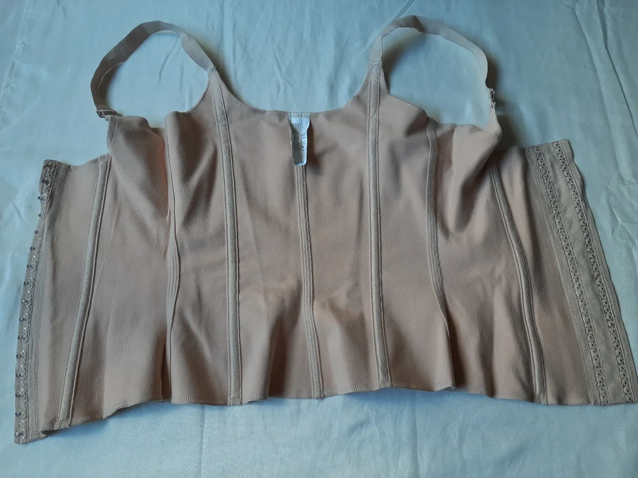 Body reductor de alta compresión, ideal para moldear la figura. Posee tiras regulables y broches en la parte inferior para mayor comodidad. Perfecto para usar debajo de la ropa y lograr una silueta estilizada.