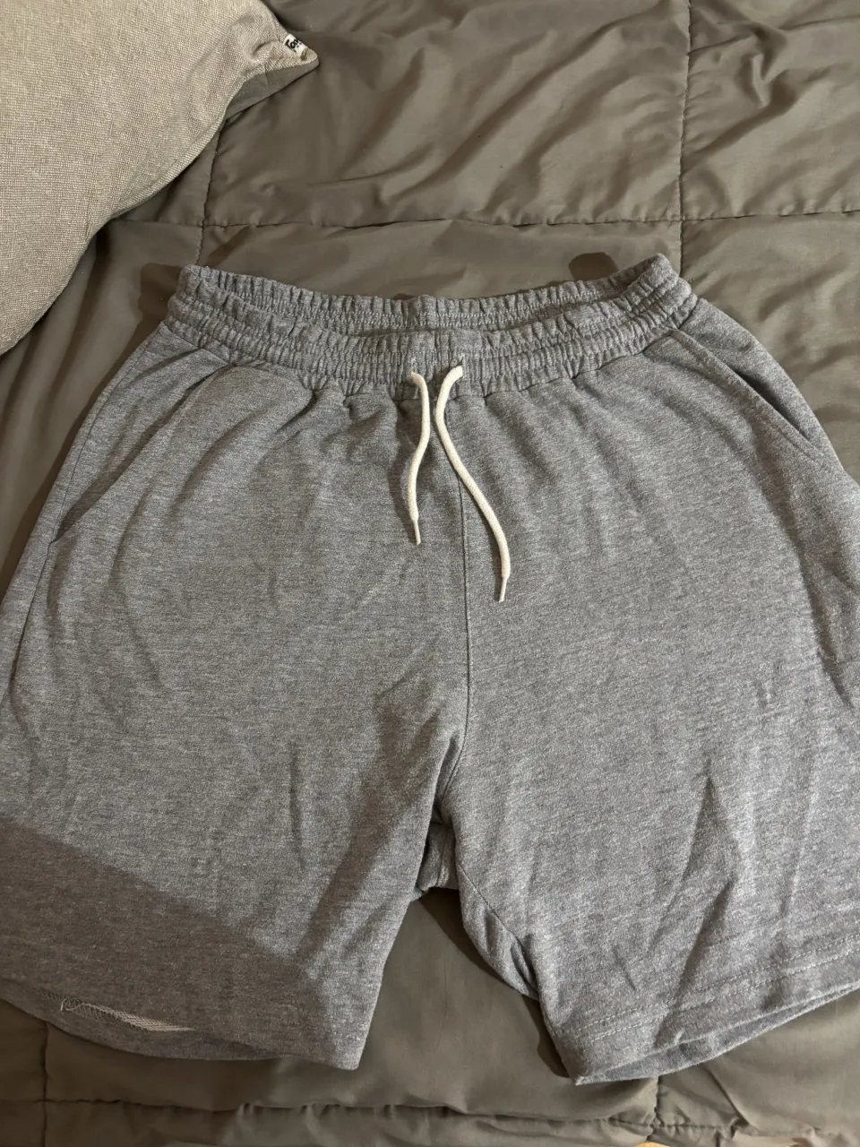 bermuda de algodón gris, súper cómodos y versátiles. Ideales para estar en casa, hacer deporte o para un look casual de entretiempo. Tienen cintura elastizada con cordón para ajustar y bolsillos laterales.