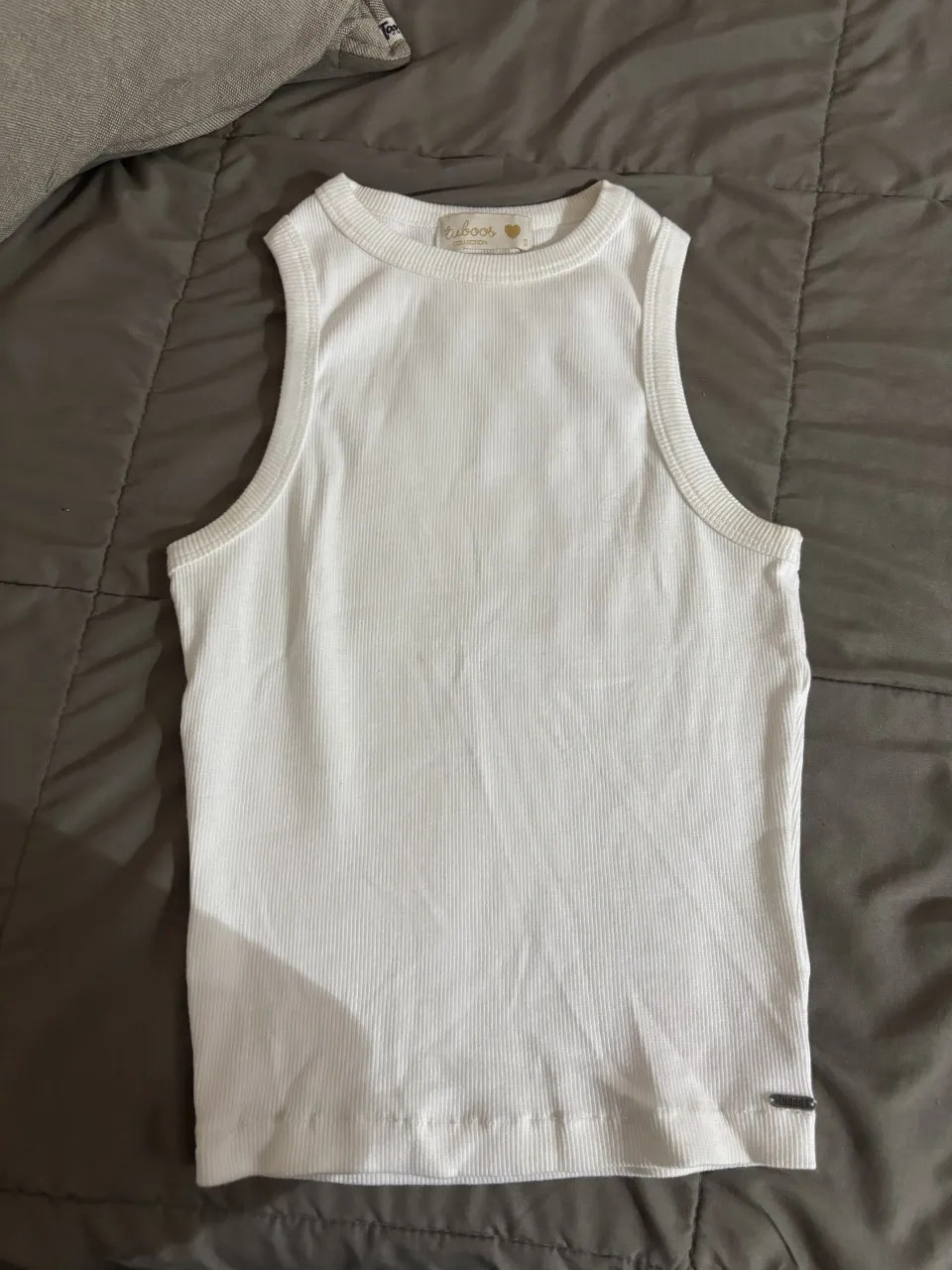 Musculosa blanca, súper cómoda y versátil. Perfecta para el día a día o para combinar con cualquier outfit.