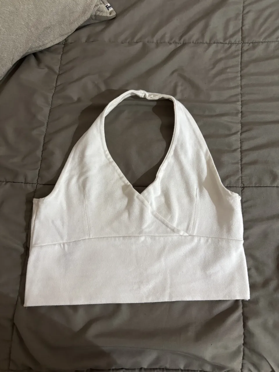 Top blanco escotado con tiras al cuello. talle M/L.