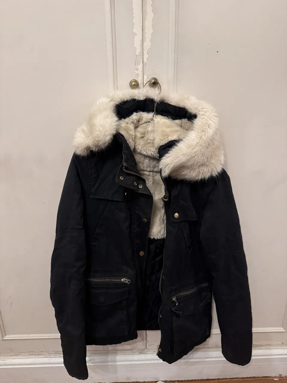 Campera negra de abrigo con capucha y piel sintética color crudo. Talle UK 10, Euro 38, US 6. Ideal para el invierno.
