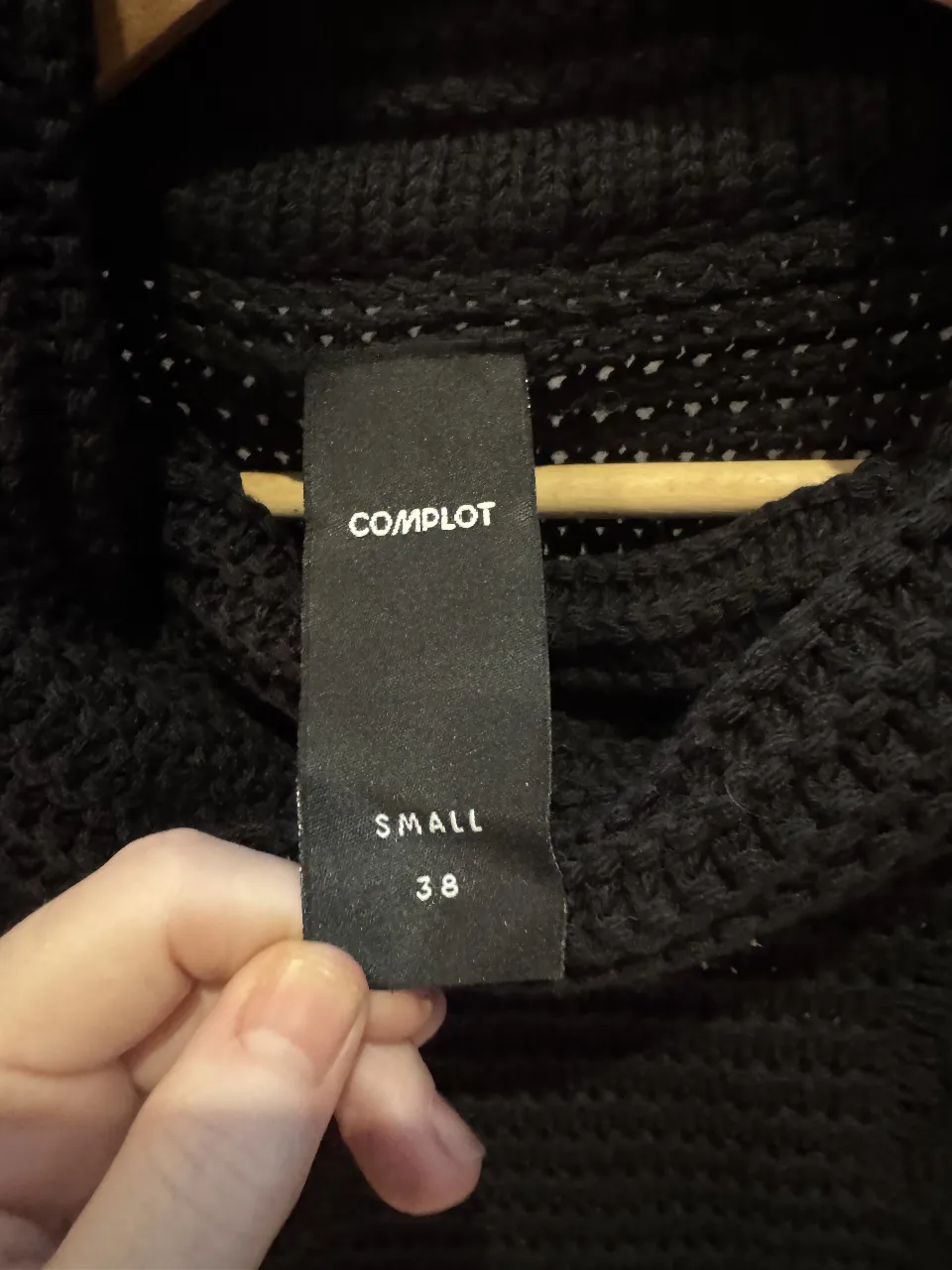 Sweater negro de cuello alto, tejido grueso con diseño en relieve. Talle Small, ideal para un look casual y abrigado.