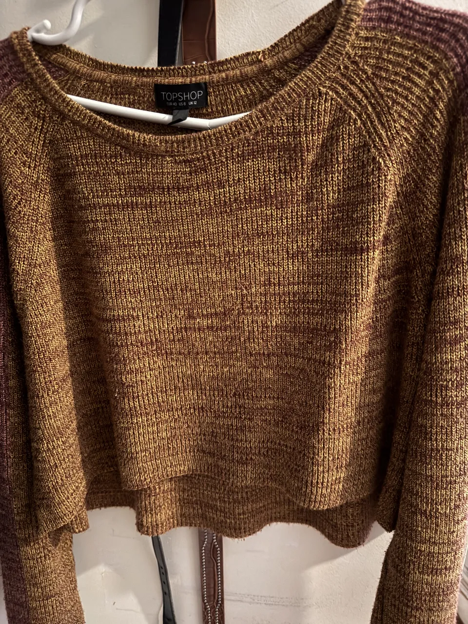 Sweater de mujer tejido, con cuello redondo y mangas largas. De color marrón y amarillo, ideal para el invierno. Marca Topshop.