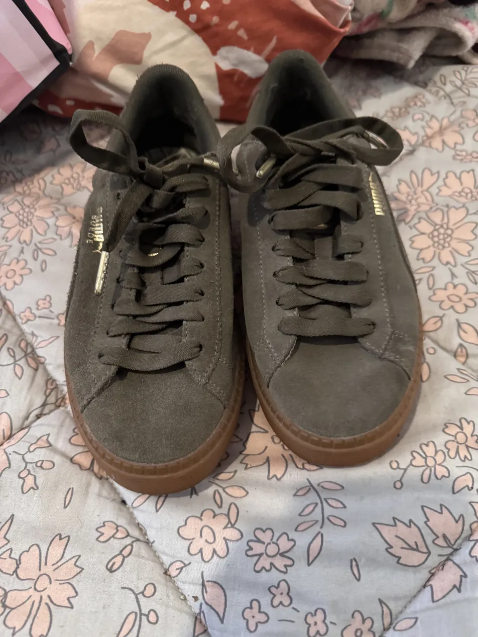 Zapatillas Puma Suede color verde seco con suela marrón. Ideales para un look casual y cómodo.