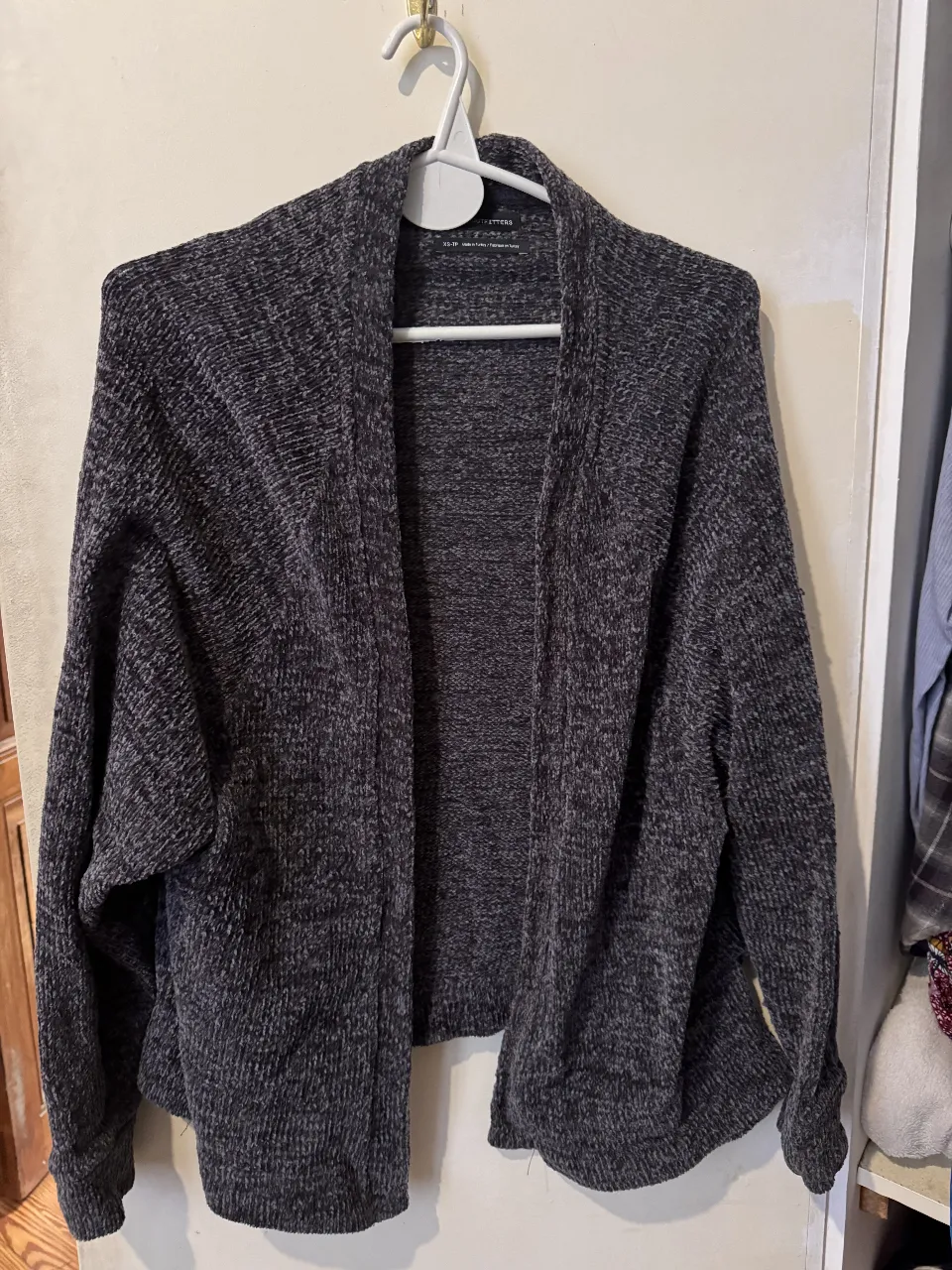 Cardigan de mujer Urban Outfitters, color gris jaspeado, talle XS-TP. Ideal para un look casual y abrigado.