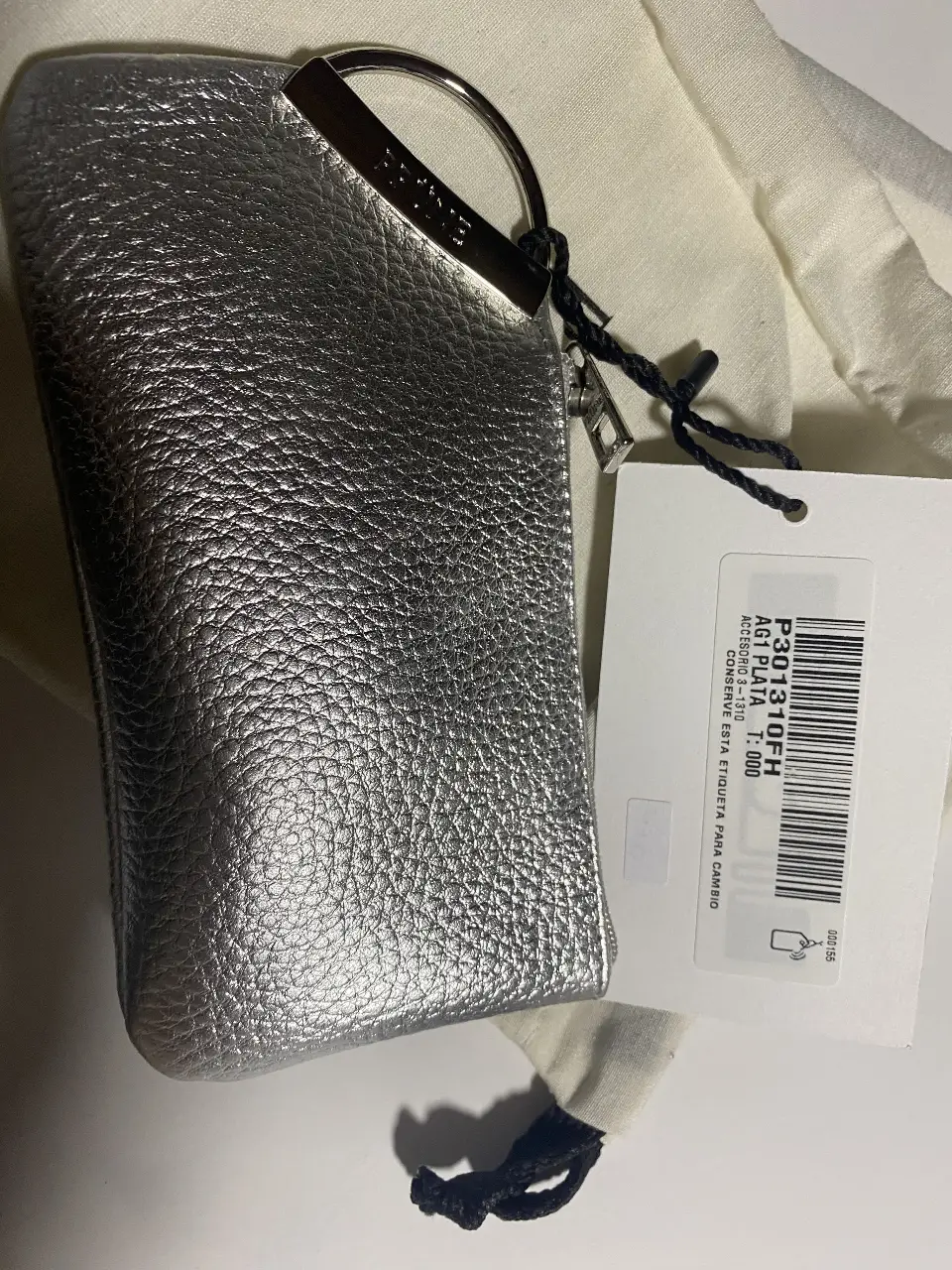 Llavero tarjetero de cuero plateado, ideal para llevar tus tarjetas y llaves con estilo. Diseño elegante y compacto, perfecto para el uso diario. Un accesorio imprescindible para organizar tus pertenencias.