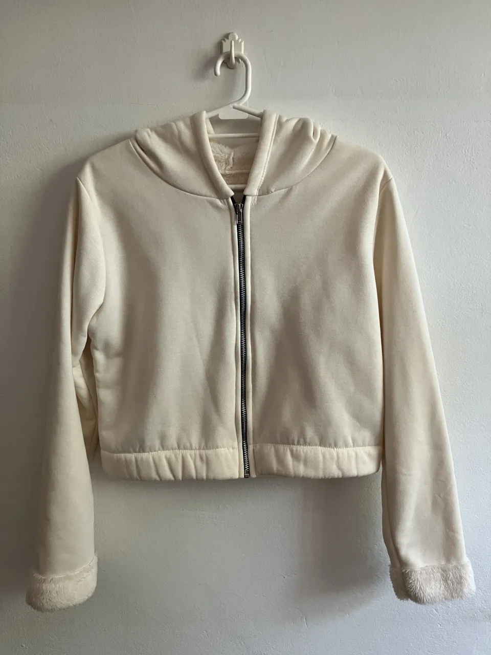 Campera crop con capucha, súper suave y calentito. Ideal para un look cómodo y canchero.