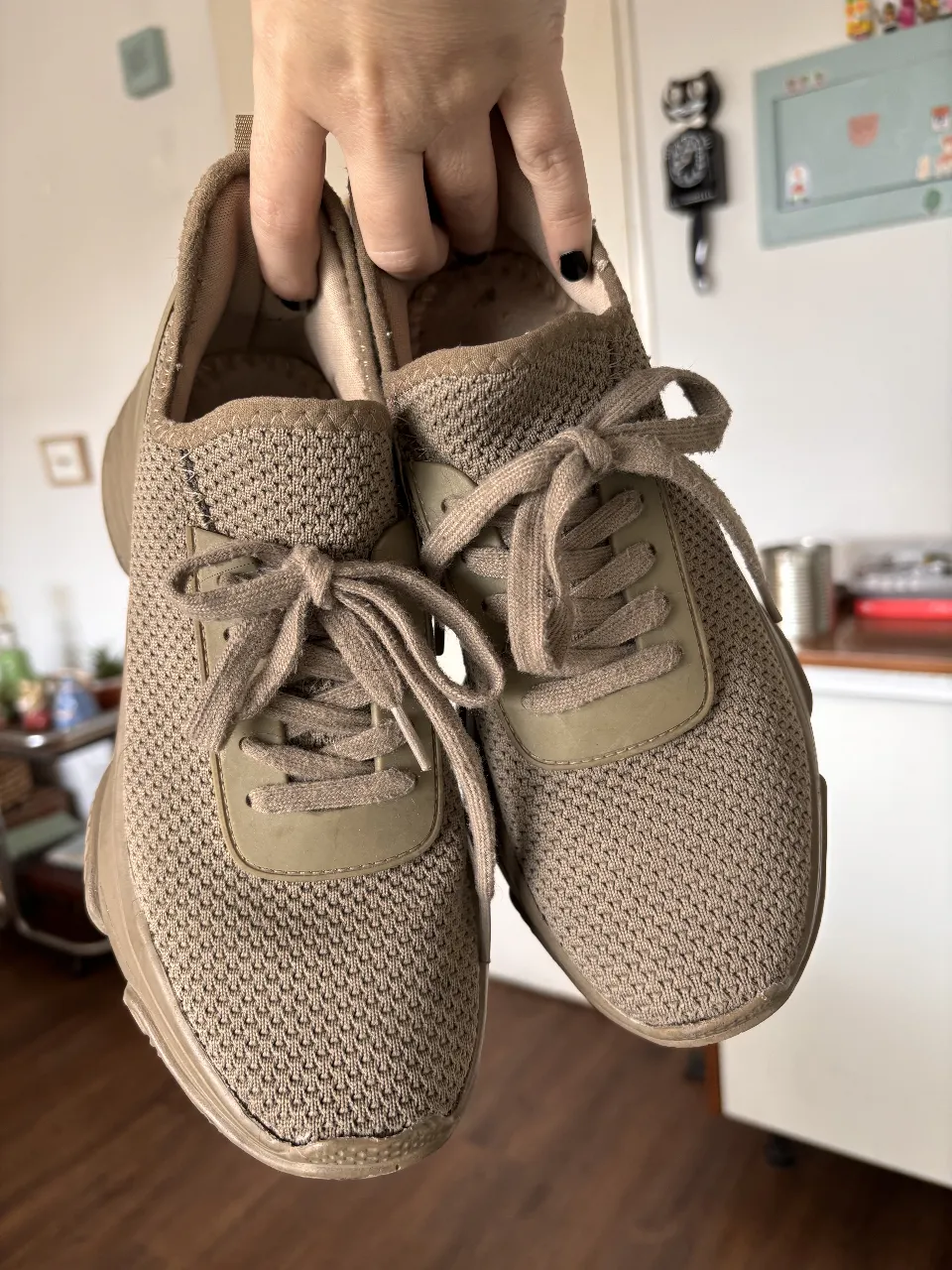 Zapatillas deportivas color marrón claro, ideales para un look casual y cómodo. Diseño moderno y versátil.