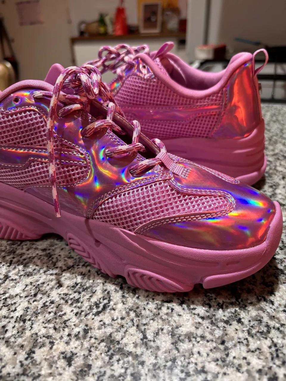 Zapatillas deportivas rosas con detalles holográficos y suela gruesa. Marca Madden NYC.