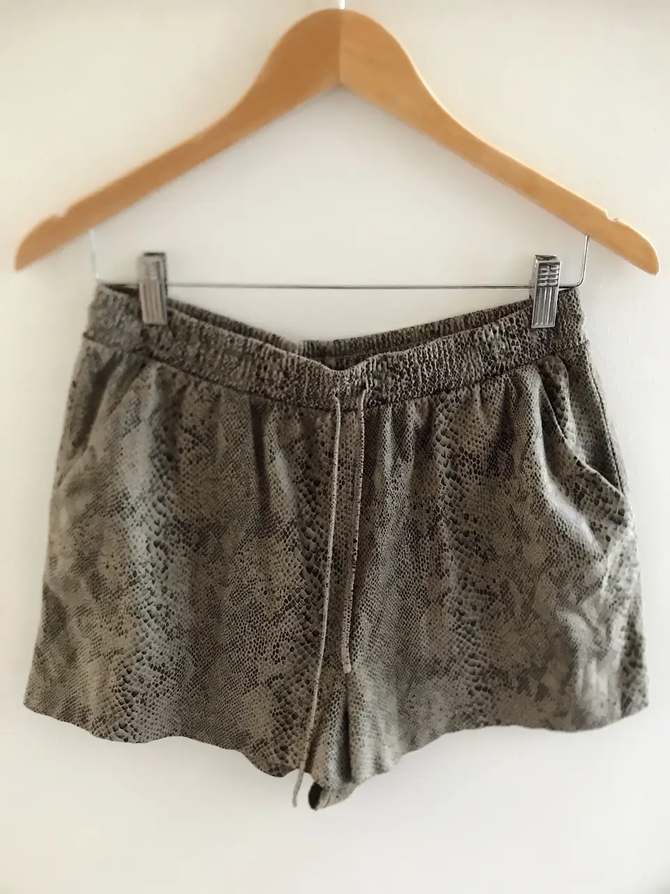 Shorts de mujer con estampado de serpiente, tiro alto, con cintura elastizada y bolsillos laterales. Marca Zara, talle M.