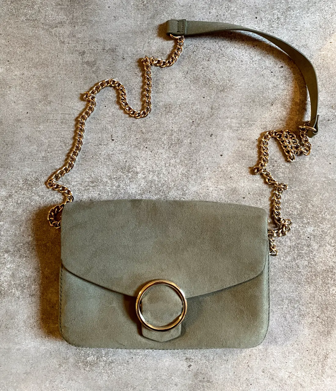 Cartera H&M bandolera de gamuza verde con cadena dorada 