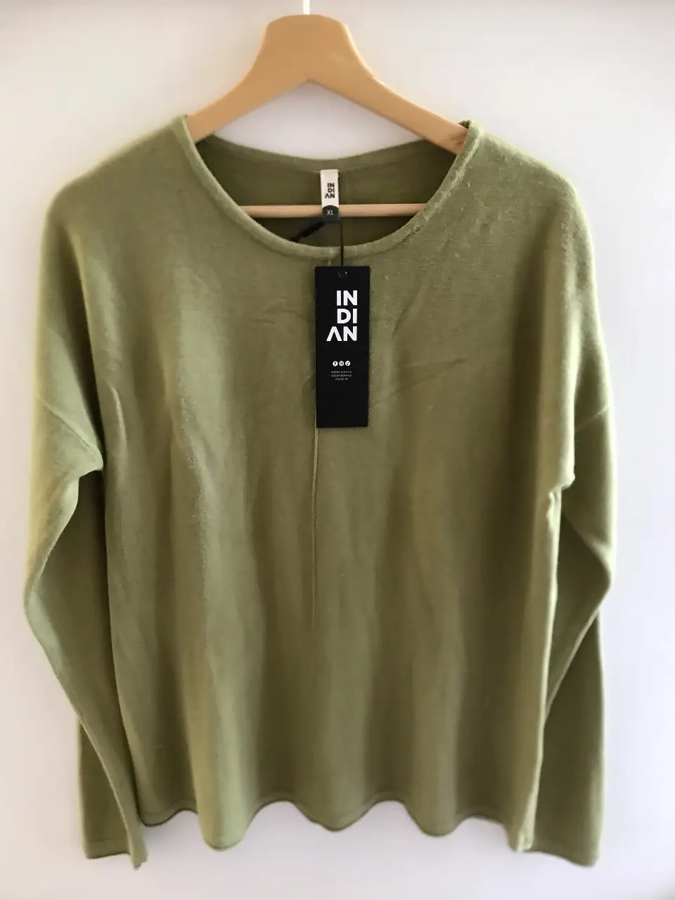 Sweater Nuevo- Indian Emporium- Tejido suave y de alta calidad, este sweater es perfecto para los días frescos. 