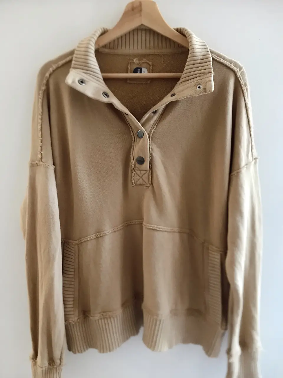 Buzo con botones, estilo casual y relajado. Ideal para un look cómodo y canchero.
