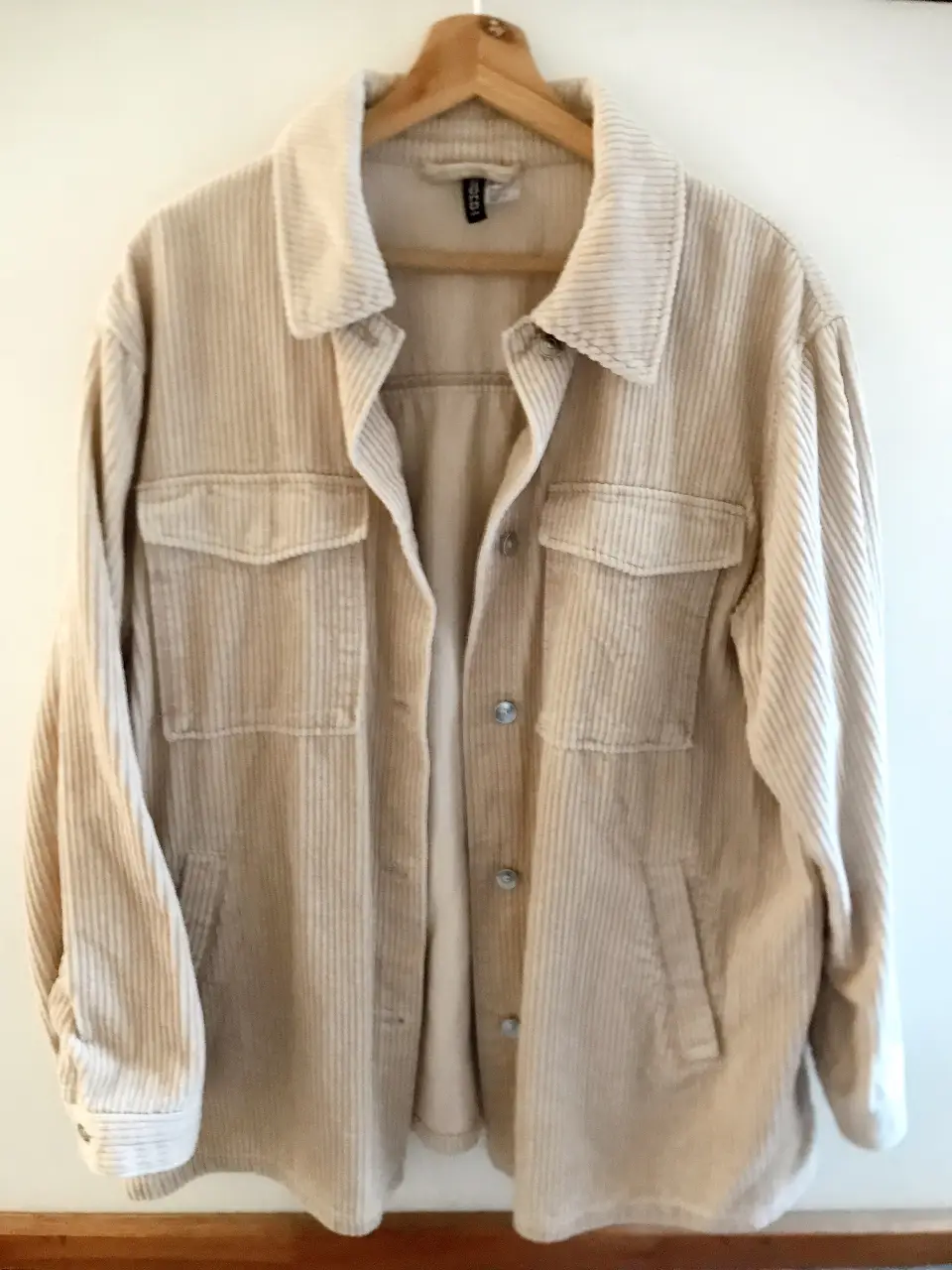 Campera H&M tipo camisa de corderoy color crudo, con dos bolsillos delanteros y botones. oversize 