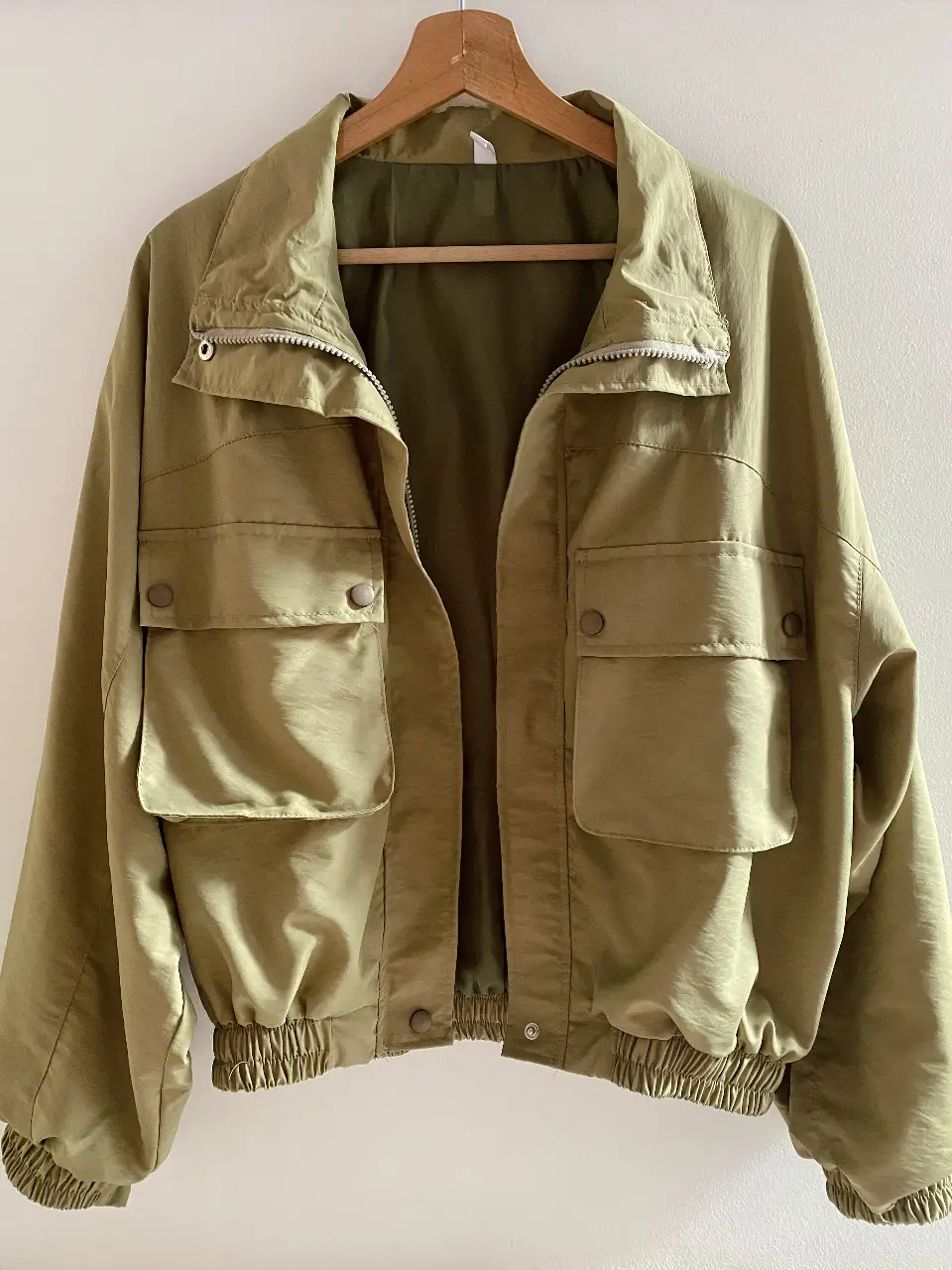Campera NUEVA - Tipo bomber verde oliva. la tela es tipo tela de avión/rompeviento.