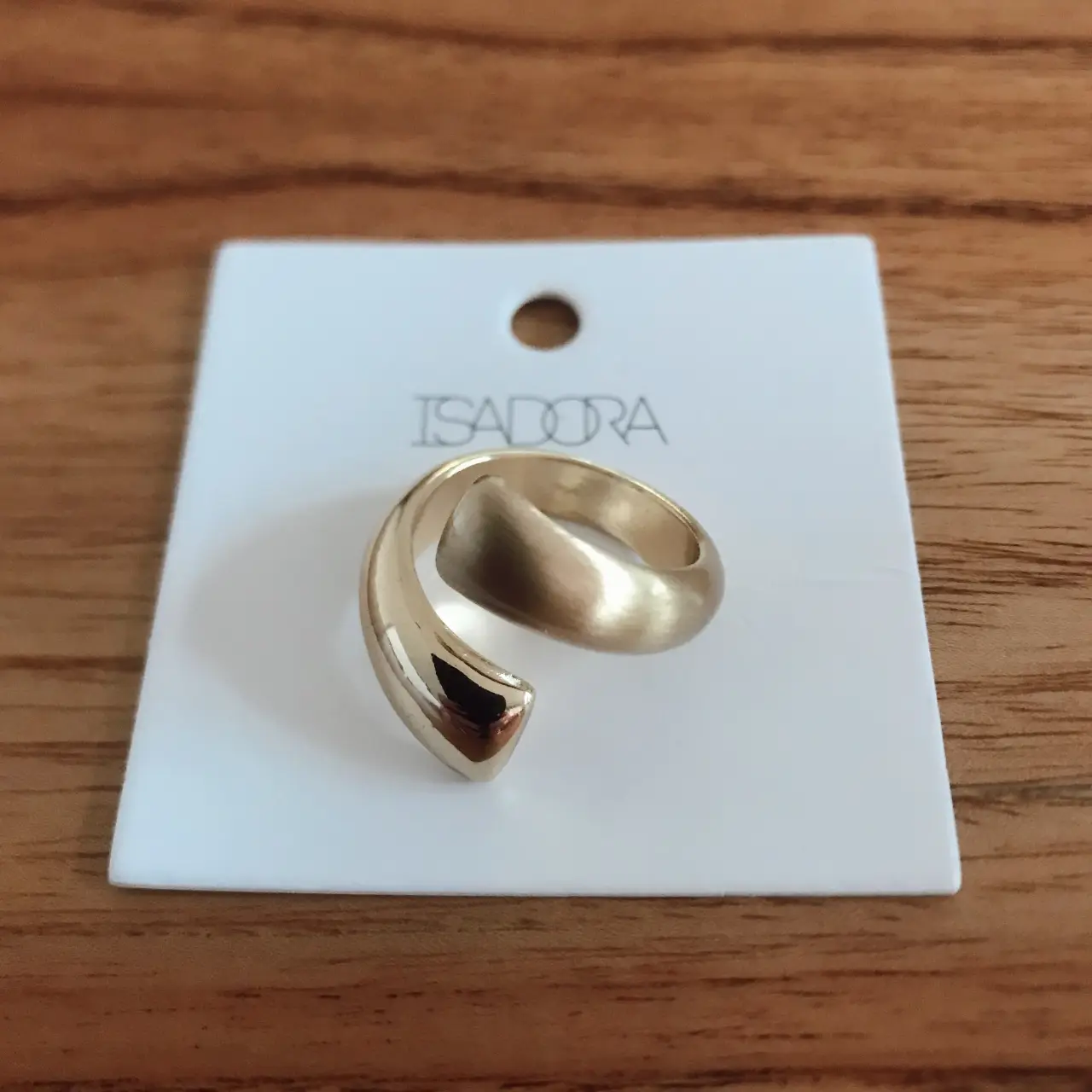 Anillo acero quirúrgico dorado - Isadora. Ideal para complementar cualquier look.