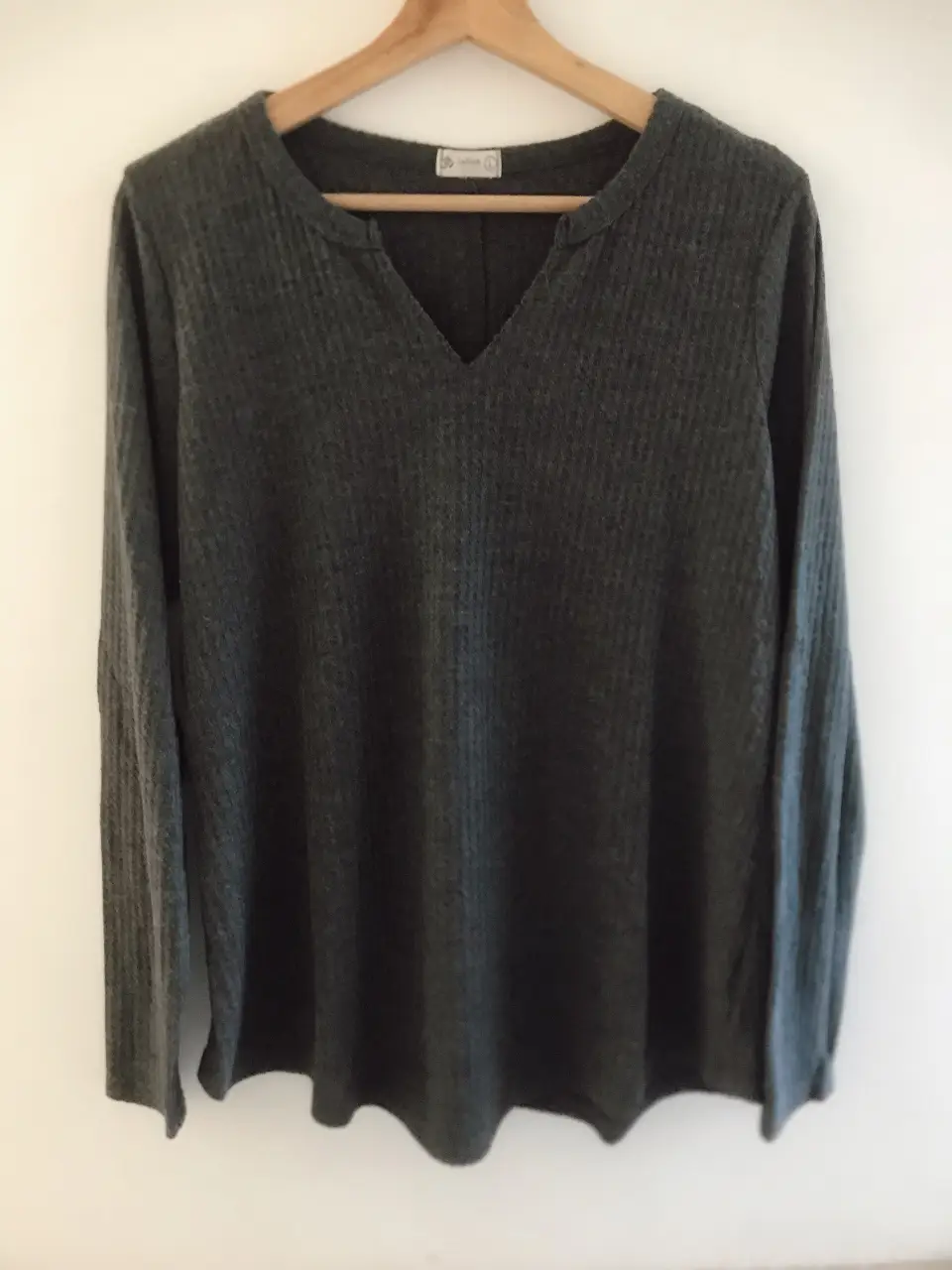 Remera Nueva  - Manga  larga gris oscuro con cuello en V. Tejido de punto acanalado, ideal para un look casual y cómodo.