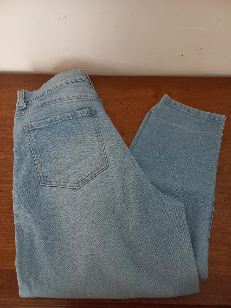 Jeans tiro alto, color celeste claro, con bolsillos y corte clásico. Ideales para un look casual y cómodo, perfectos para el día a día.