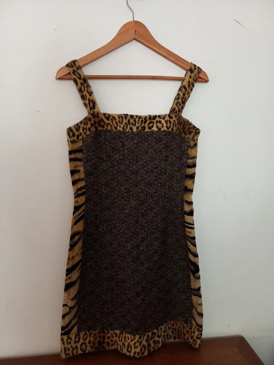 Vestido corto con estampa animal print y detalles de pelo sintético. Ideal para un look audaz y divertido.